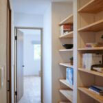 ２階子供部屋と主寝室を結ぶ廊下には、家族みんなで使える大きな本棚を計画